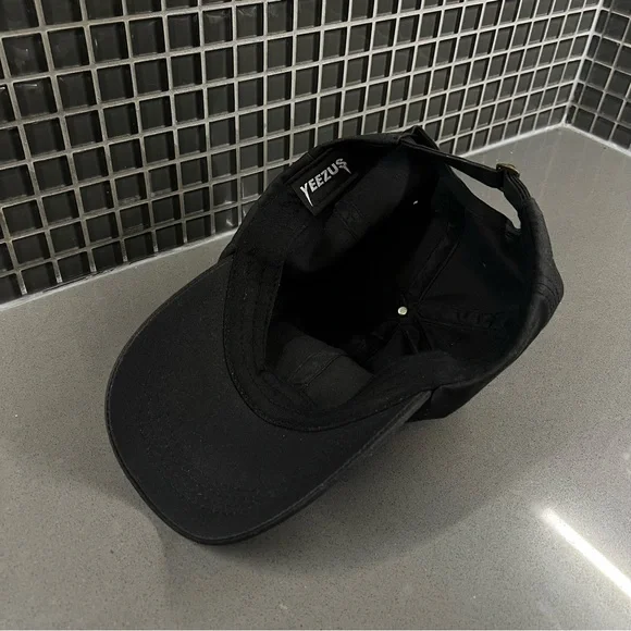 Yeezy Black Cap - Picture 2 of 2